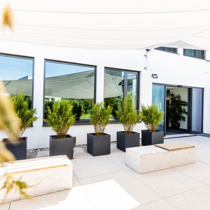 VDI-Fortbildungszentrum Stuttgart - Blick auf Terrasse und Eingang
