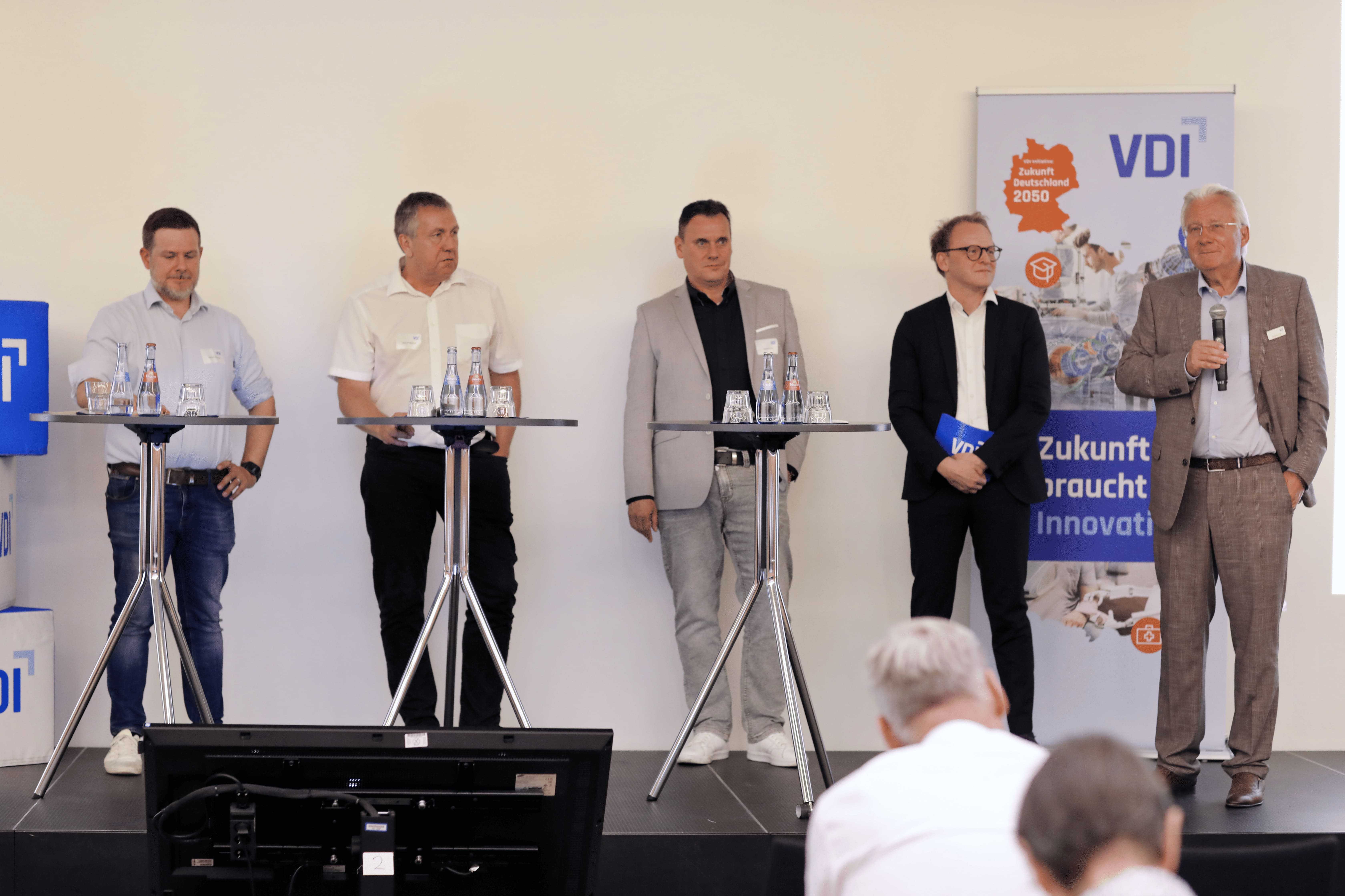 v.l.n.r.: Clemens Ackermann, RKW B.-W., Geschäftsführer | Ulrich Schulmeister, Robert-Bosch GmbH, Vice President Technology and Engineering | Andreas Schick, Netze-Gesellschaft Südwest mbH, Geschäftsführer | Daniel Kölle, VDI Verein Deutscher Ingenieure, Bereichsleiter Politik und Kommunikation | Wolfgang Zahn, VDI e.V. Landesverband B.-W., Vorstand